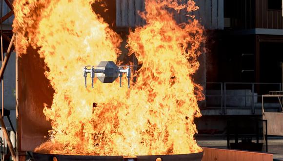 Crean un dron capaz de “atravesar” el fuego y apagar incendios. (Foto: Empa)
