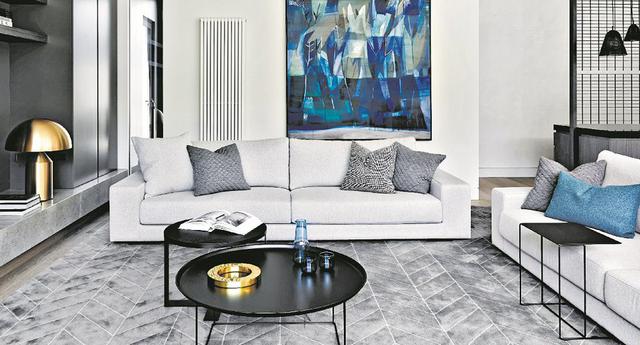 En una casa con aire masculino integra sofás de tapices que tengan poca textura, como lino o chenille. Opta por colores enteros y en tonos blancos o grises. De Mim Design (Australia).