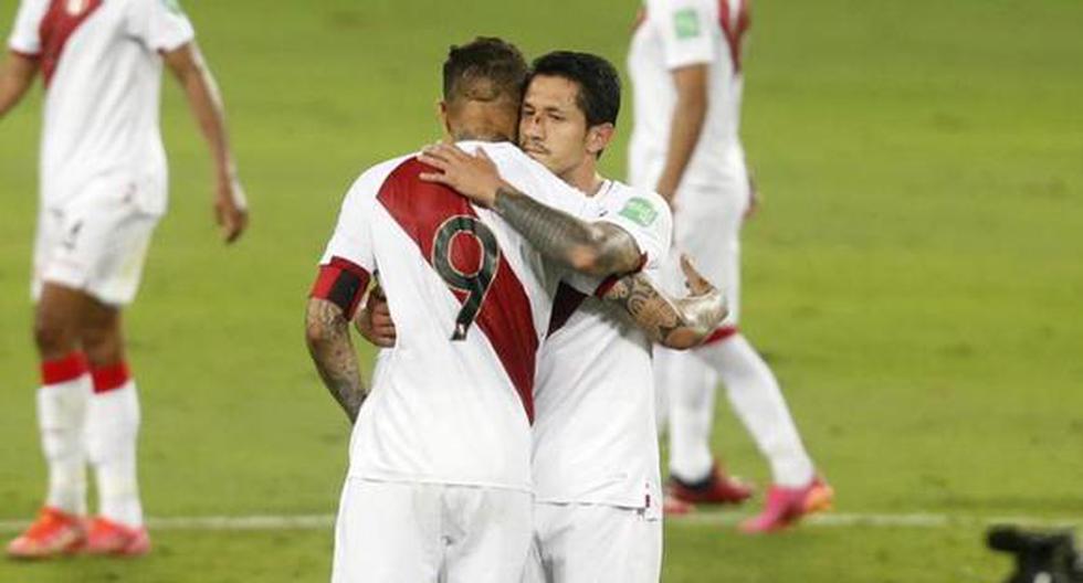Gianluca Lapadula y Paolo Guerrero se abrazan en el partido ente Perú y Venezuela.