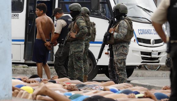 La policía vigila a los hombres arrestados que intentaron apoderarse de un hospital en Guayas, Ecuador, el 21 de enero de 2024. (Foto de STRINGER / AFP)