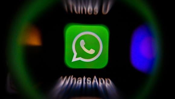 Una fotografía tomada el 10 de noviembre de 2021 en Moscú muestra el logotipo de WhatsApp del software de mensajería instantánea de EE.UU. en la pantalla de un teléfono inteligente. (Foto: Yuri KADOBNOV / AFP)