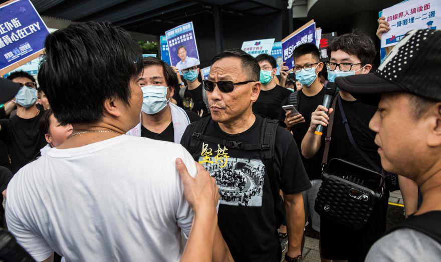 Hong Kong: Protesta a favor de la policía acaba en brutal enfrentamiento. (AFP)