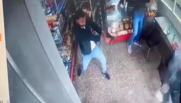 Asaltantes fueron capturados por asaltar una panadería en Bogotá, Colombia. (Captura de video).
