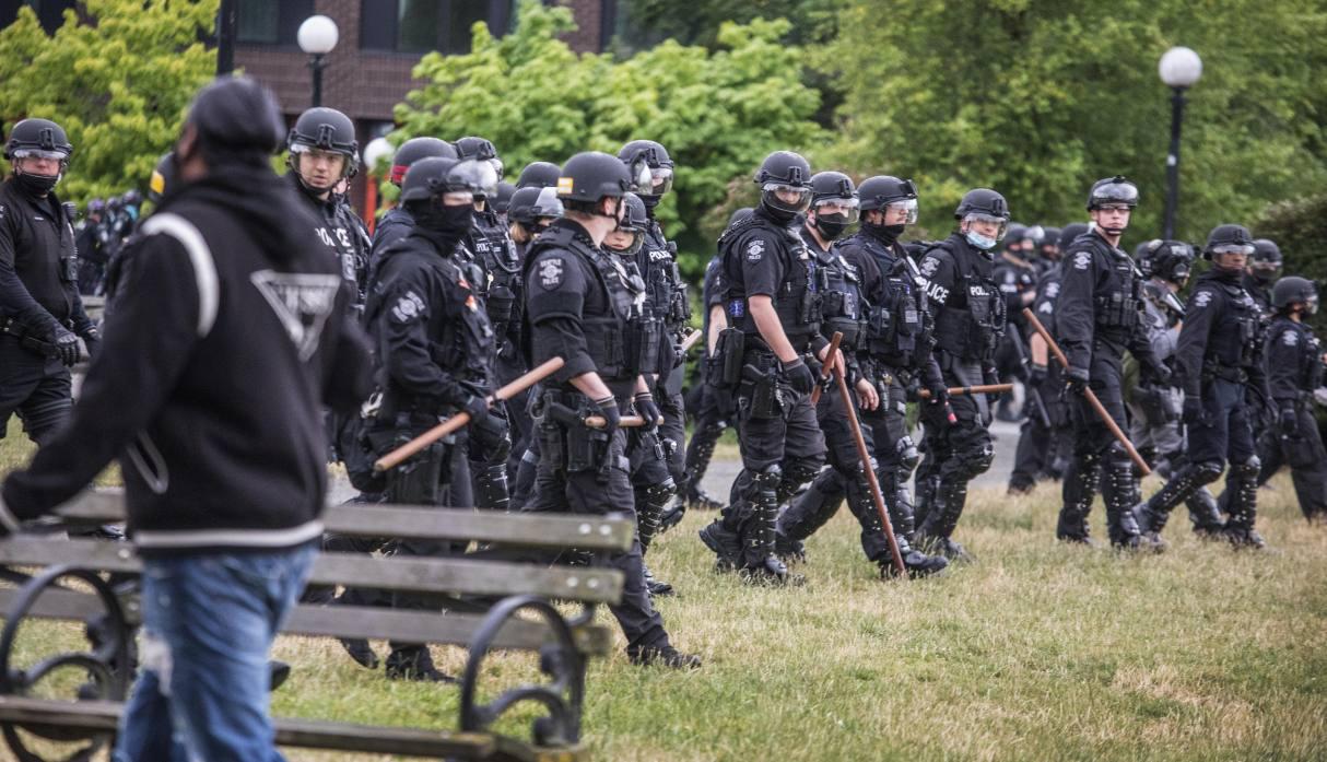 La policía de Seattle cruza el parque Cal Anderson mientras desalojan a los manifestantes. (Steve Ringman/The Seattle Times/AP).