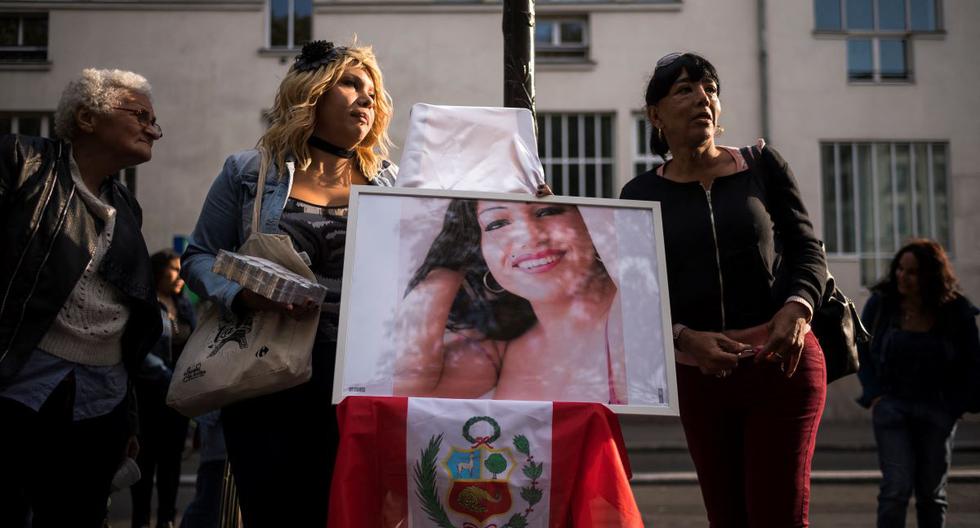 La gente se reúne para rendir homenaje a Vanesa Campos, una trabajadora sexual transexual de 36 años que fue asesinada la noche del 16 al 17 de agosto en el Bois de Boulogne, en el distrito de Pigalle en París, el 29 de agosto de 2018. (LIONEL BONAVENTURE / AFP).