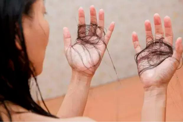 Cómo disolver cabello atascado en los resumideros del baño? Uno de