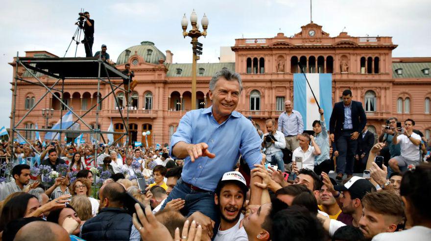 El presidente saliente argentino, Mauricio Macri, dijo adiós este sábado a sus seguidores, que llenaron la emblemática Plaza de Mayo, y los emplazó a "cuidar" el país para que no lo "roben" y defenderlo si alguien quiere "intentar abusar" de él. (Foto: "La Nación", Argentina / GDA)