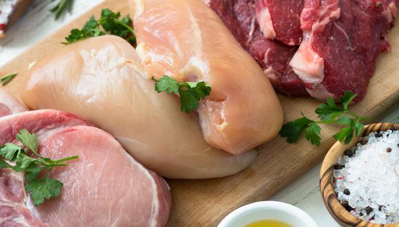 El estudio halló que comer dos porciones a la semana de carne roja, carne procesada o ave está relacionado con un aumento de un 3% a un 7% en el riesgo de sufrir una enfermedad cardiovascular. (Foto: Shutterstock)