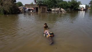 Pakistán y las peores inundaciones de su historia que ya causaron la muerte de más de 1000 personas y siguen amenazando | FOTOS