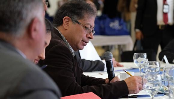 El mandatario Gustavo Petro durante la instalación de la Quinta Comisión Intersectorial para la Atención Integral al Veterano, el 28 de febrero de 2023, en Bogotá, Colombia. (Foto de Presidencia de Colombia / EFE)