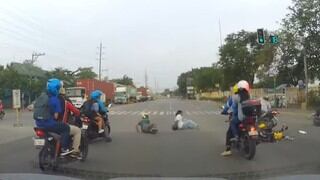 Motociclista protagoniza impactante accidente de tránsito por pasarse la luz roja 