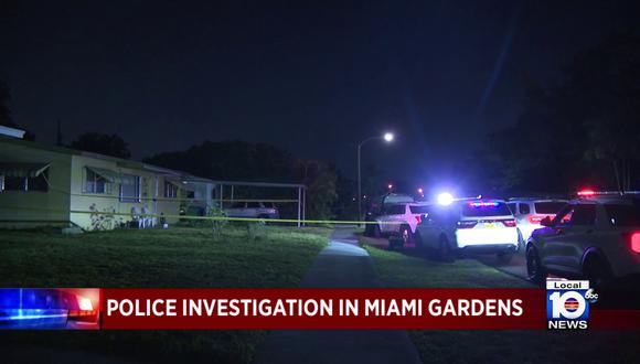 La policía se presentó en la casa de Maimi Gardens con una orden de registro y descubrió una tumba improvisada en el patio trasero donde halló el cadáver de un hombre. (Captura de video).