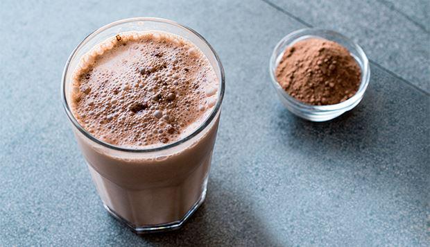 El chocolate negro también contiene carbohidratos de rápida absorción que nos permiten administrar energía de forma inmediata a nuestro organismo, por lo que podría ser útil para ejercicios prolongados como maratones.