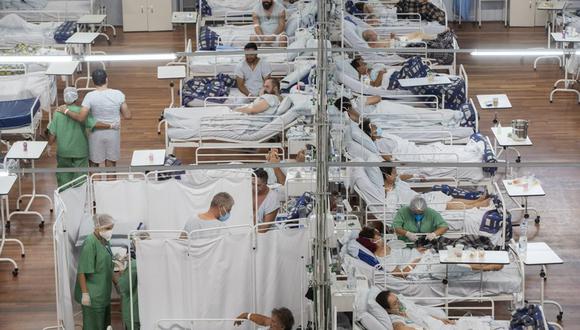 Pacientes con COVID-19, en sus camas en un hospital de campaña habilitado en un pabellón de deportes en Santo Andre, a las afueras de Sao Paulo, Brasil, el 4 de marzo de 2021. (AP Foto/Andre Penner).