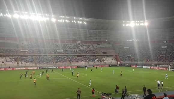 Un hincha invadió el campo del estadio Nacional en el Sporting Cristal vs. The Strongest.