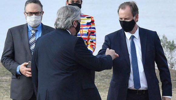 El gobernador de Entre Ríos dijo que se encuentra "asintomático" y "trabajando desde su casa". En la imagen se le ve saludando al mandatario. (Foto: Twitter)