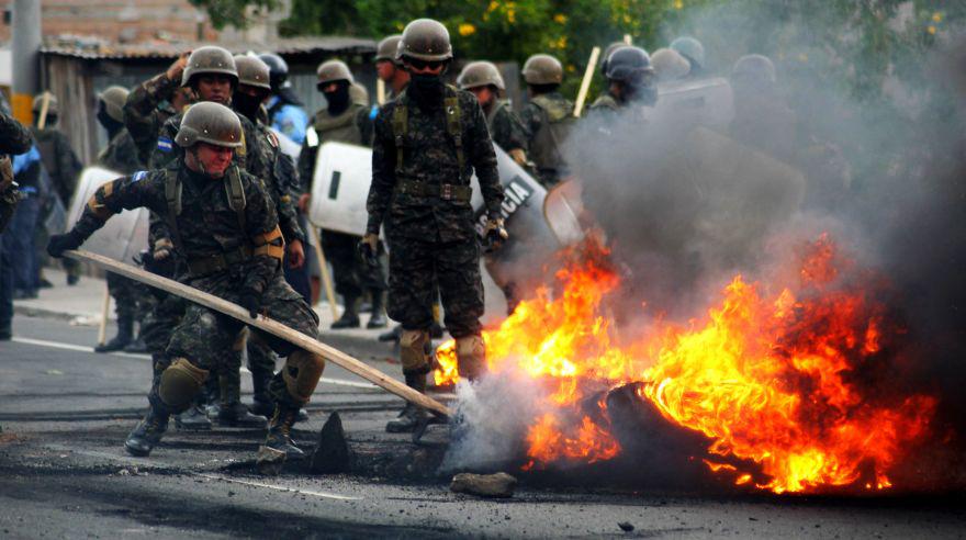 Las protestas comenzaron durante la mañana en varios puntos del país centroamericano, principalmente en la capital Tegucigalpa donde grupos de manifestantes bloquearon calles con camiones, barricadas de piedras y llantas quemadas. (Foto: AFP)