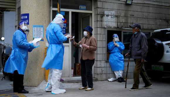 Los residentes hacen fila para las pruebas de ácido nucleico durante el encierro, en medio de la pandemia de la enfermedad por coronavirus (COVID-19), en Shanghái, China.