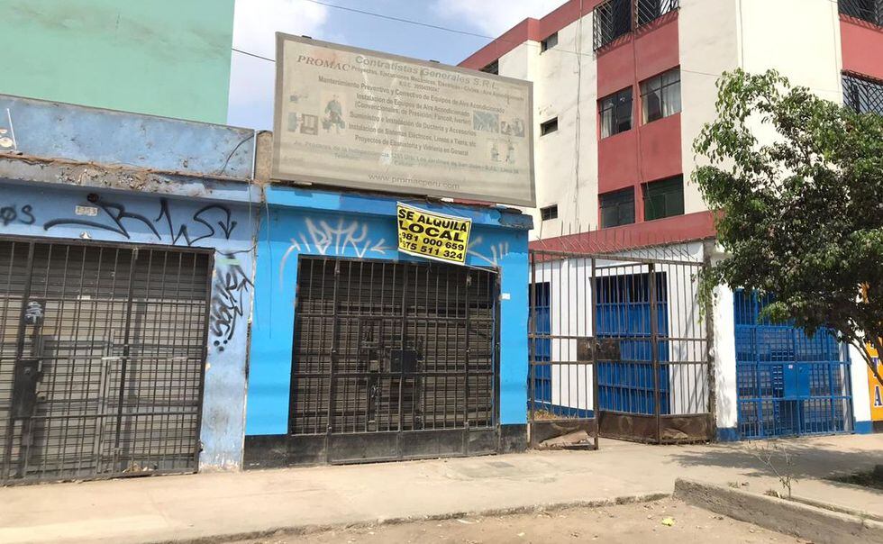 En la cuadra 12 de la auxiliar de Próceres de la Independencia proliferan los anuncios de venta y alquiler. La mayoría de negocios ha cerrado y los vecinos reportan aumento de delincuencia por lo desolado de la zona. (Gladys Pereyra)