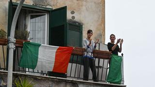 Italianos aplauden desde sus balcones a los médicos “héroes” que combaten el coronavirus | FOTOS Y VIDEOS