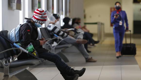 Extranjeros procedentes de Brasil, Reino Unido y Sudáfrica no pueden ingresar a nuestro país. (Foto: EFE/ Paolo Aguilar)