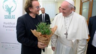 Papa Francisco habla con el cantante Bono de su "dolor" por la pedofilia en la Iglesia