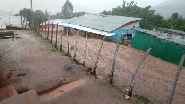 Fuertes lluvias en Tumbes y Piura originan deslizamientos e inundaciones