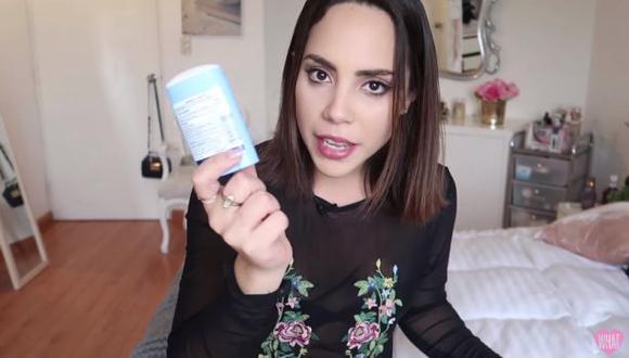 Katy de WhatTheChic enseña varios tips que se pueden hacer usando solo un desodorante. (Foto: captura de YouTube)