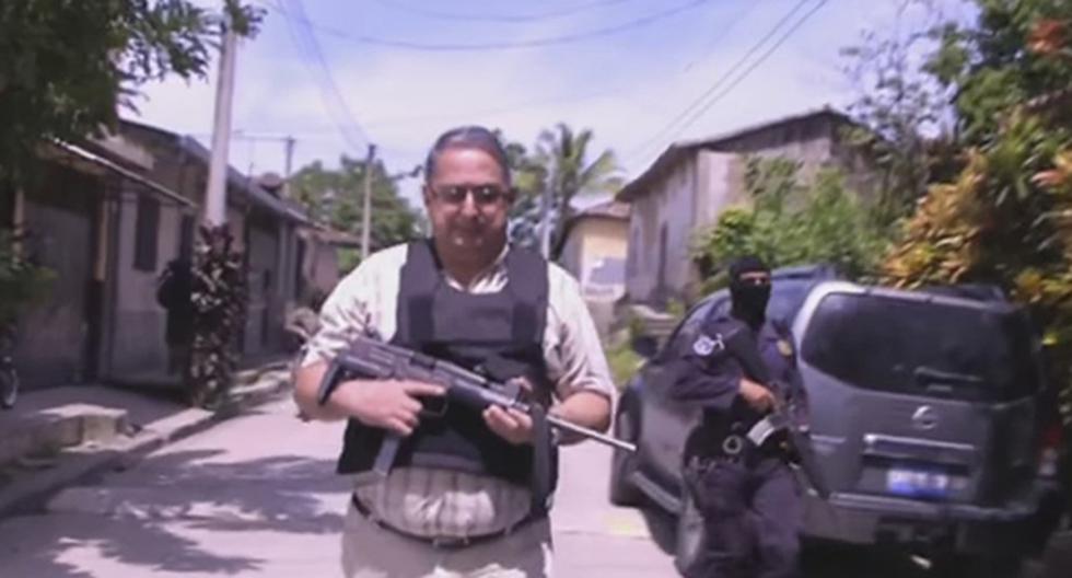 Alcalde de El Salvador sale a patrullar las calles con ametralladora. (Foto: Captura YouTube)