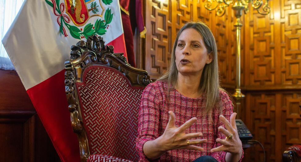 María del Carmen Alva, presidenta del Congreso, salió bien parada de la moción de censura, pero sigue siendo blanco de confrontación del Ejecutivo. Foto: archivo GEC