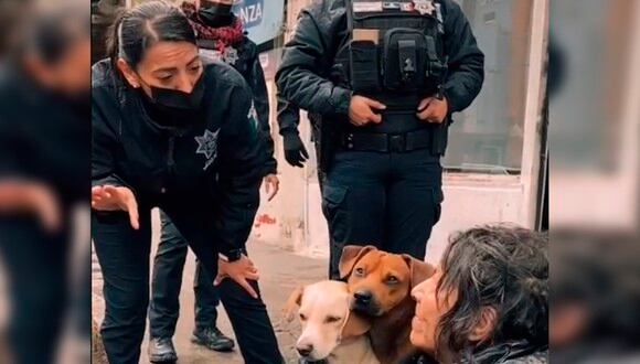 La mujer se negó a recibir ayuda por parte de las autoridades, pues no quería abandonar a sus mascotas. | Foto: @omartineztj/TikTok