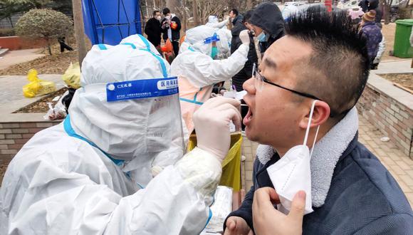 Un residente se somete a una prueba de ácido nucleico para el coronavirus covid-19 en Anyang, en la provincia central china de Henan, el 20 de enero de 2022. (STR / AFP).