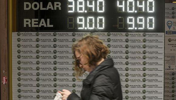 En la plaza informal, el dólar se cotizaba a 45,55 pesos argentinos. (Foto: AFP)