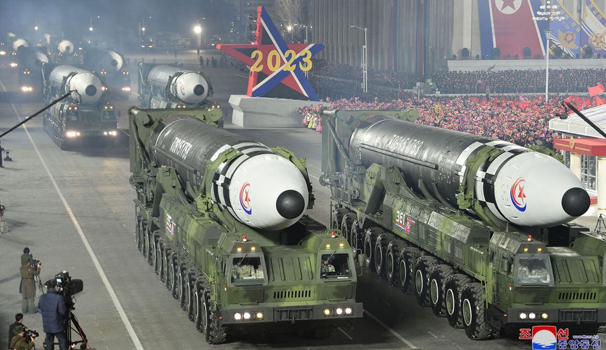 Nueva imagen del desfile de misiles celebrado el 8 de febrero en Corea del norte con motivo del 75 aniversario de la fundación de las fuerzas armadas de ese país (Foto: STR / KCNA VIA KNS / AFP)