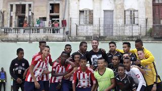 Sergio Ramos y un gran gesto: jugó fútbol con niños cubanos