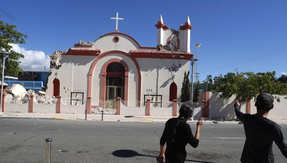 Dos personas señalan la parroquia Inmaculada Concepción, destruida casi en su totalidad tras el terremoto de magnitud 6,4 registrado el martes en Guayanilla, Puerto Rico. (EFE/ Thais Llorca).