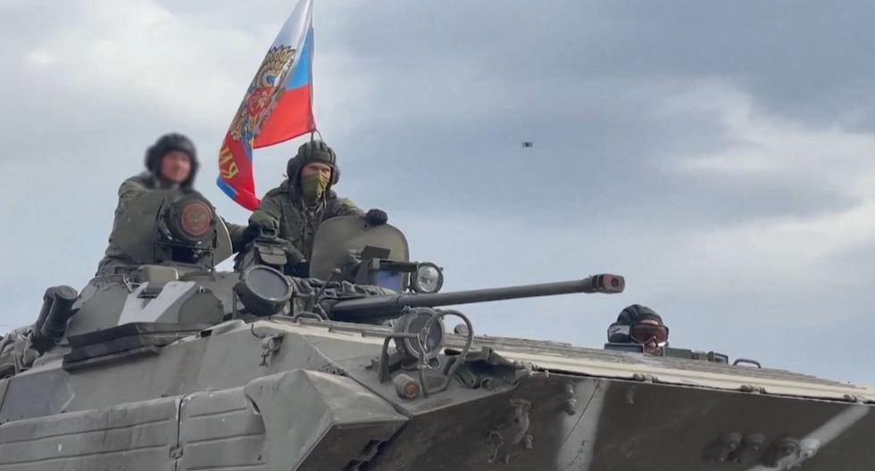 Una unidad militar blindada de Rusia avanza a lo largo de una carretera en la región de Kharkiv, en Ucrania, después del inicio de la invasión de ese país el 24 de febrero del 2022. (AFP).