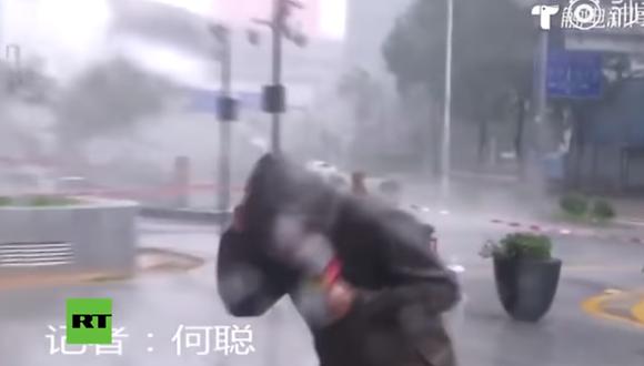 El momento en que un reportero que cubre el tifón Mangkhut esquiva la muerte de milagro. (YouTube | RT en Español)