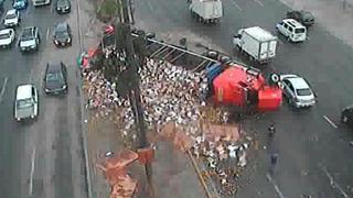 Surco: gran congestión vehicular en la Panamericana Sur tras volcadura de tráiler repleto de mangos | VIDEO 