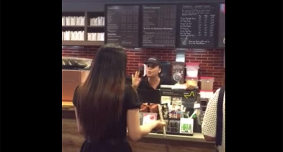 La empleada insultó a la cliente y eso le costó el puesto en Starbucks. (Foto: YouTube)