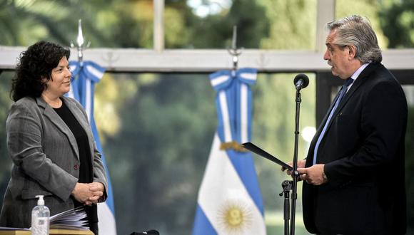 El presidente de Argentina, Alberto Fernández, toma juramento a la nueva ministra de Salud, Carla Vizzotti, el 20 de febrero de 2021. (AFP).