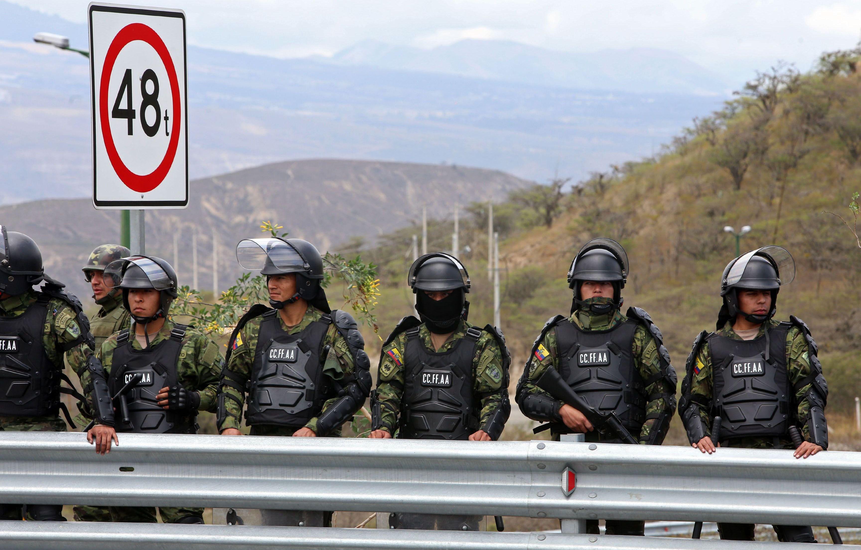 Soldados montan guardia a las afueras de Quito en medio de las protestas contra las políticas económicas del gobierno del presidente de Ecuador Lenín Moreno. (AFP).