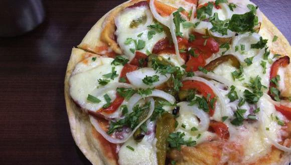 Una pizza personal que se prepara en Italian Food. (Foto: Alicia Rojas/El Comercio)