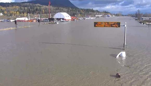 Las inundaciones cubren la autopista Trans Canada 1 después de devastadoras tormentas de lluvia, en una imagen fija del video de una cámara de seguridad en Abbotsford, Columbia Británica, Canadá. (Foto: Ministerio de Transporte e Infraestructura /REUTERS).