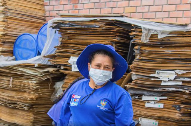 Las diferencias entre trabajar en un botadero y en las rutas de reciclaje, es que en el primero la labor de los recicladores es prácticamente invisible. "Deberían cerrar esos lugares", dice Gregoria. (Foto: PNUD)
