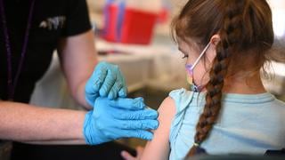 Asesores de la FDA analizan expandir las vacunas contra el COVID-19 en niños menores de 5 años 