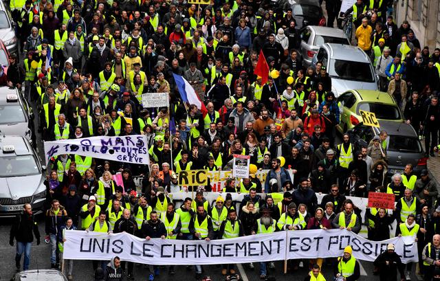Los "chalecos amarillos" toman las calles de Francia para contrarrestar declive de su movimiento contra la política fiscal y social de Emmanuel Macron. (AFP)