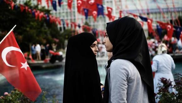 Turquía elimina prohibición del velo islámico en el ejército