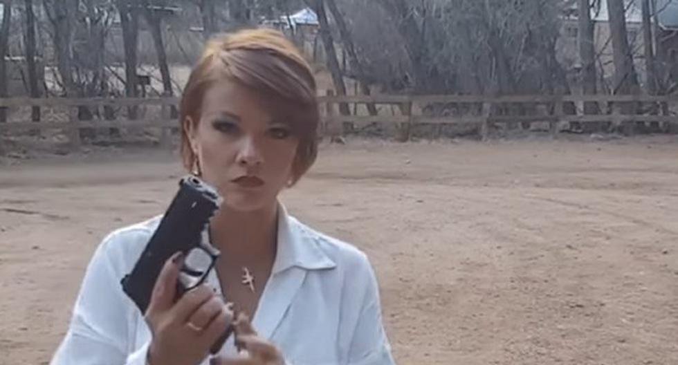Mujer saca de su ropa tres pistolas, un cuchillo y los cargadores. (Foto: Captura)