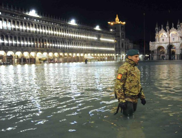 Vista general de las inundaciones en Venecia. Un hombre decidió aprovechar la situación y nadar en plena Plaza San Marcos. (Foto: EFE/EPA/ANDREA MEROLA)